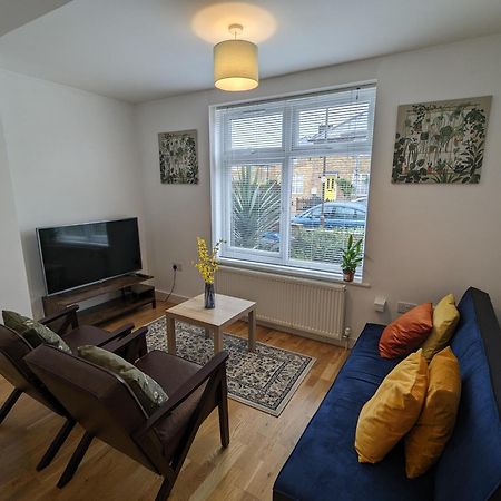 Fantastic 3-Bedroom House In London Morden  Exterior foto