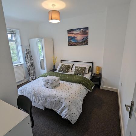 Fantastic 3-Bedroom House In London Morden  Exterior foto