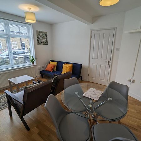 Fantastic 3-Bedroom House In London Morden  Exterior foto