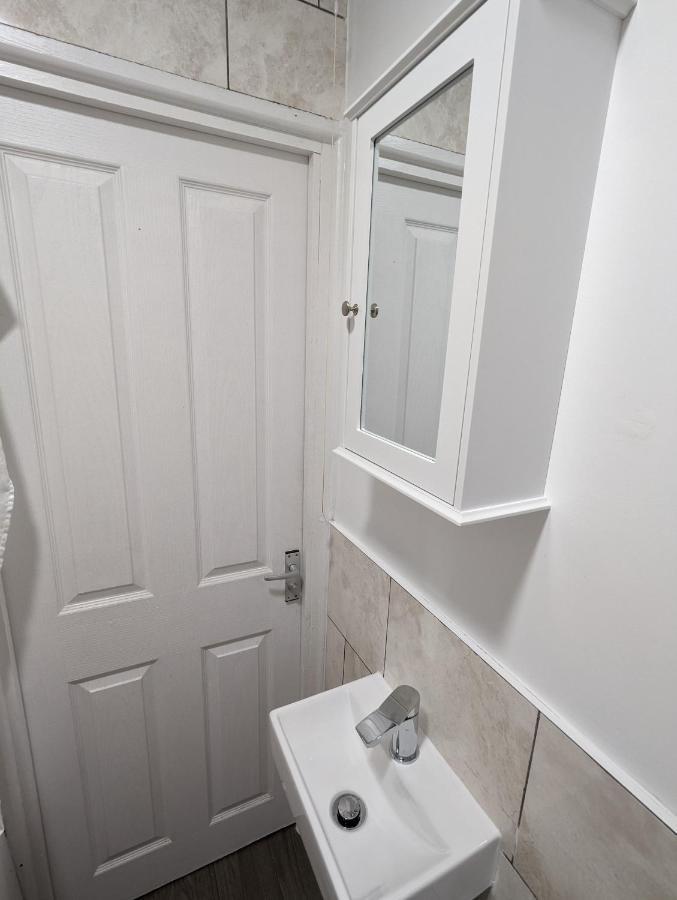 Fantastic 3-Bedroom House In London Morden  Exterior foto