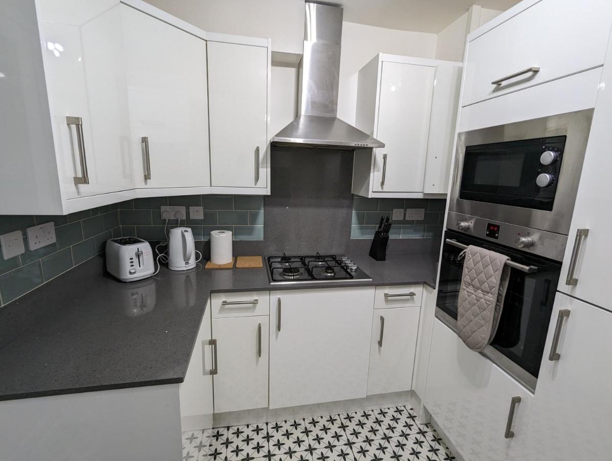 Fantastic 3-Bedroom House In London Morden  Exterior foto