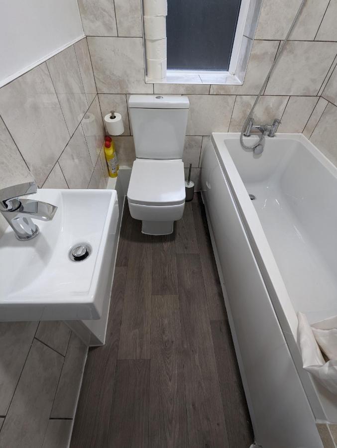 Fantastic 3-Bedroom House In London Morden  Exterior foto